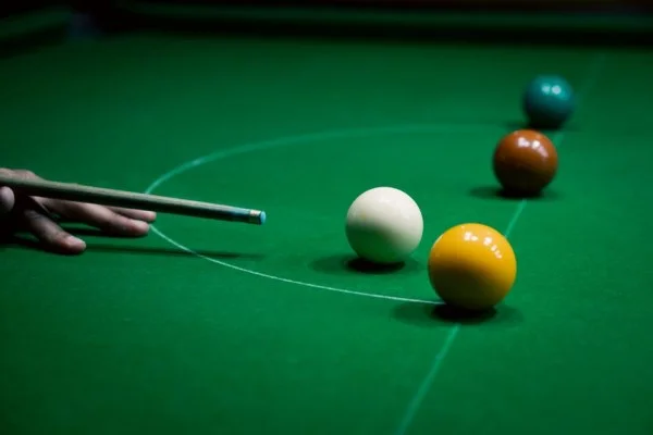 snooker player aiming cue